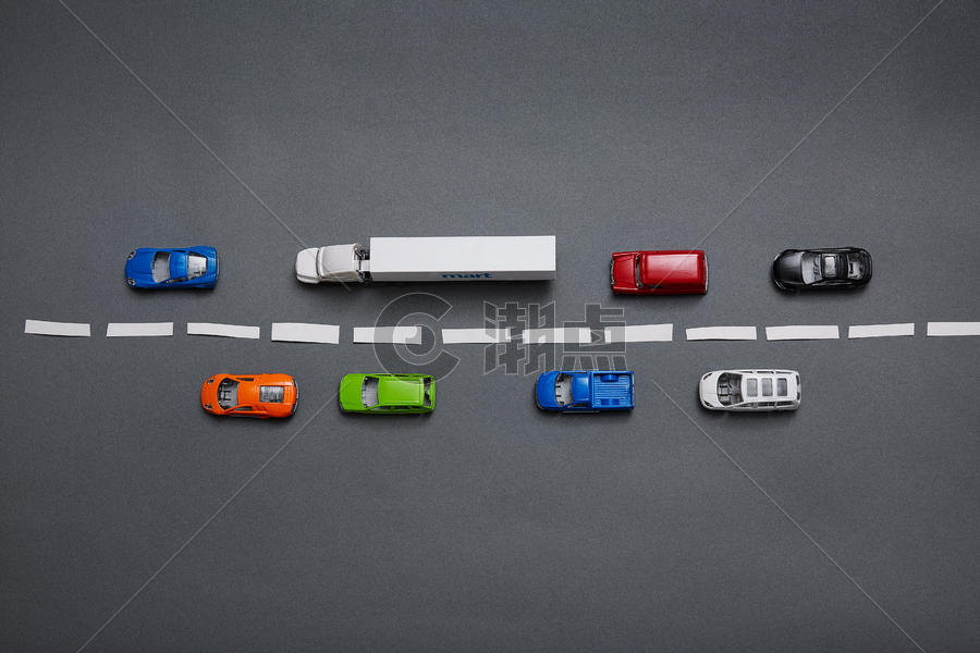 行驶在道路上的汽车模型图片素材免费下载