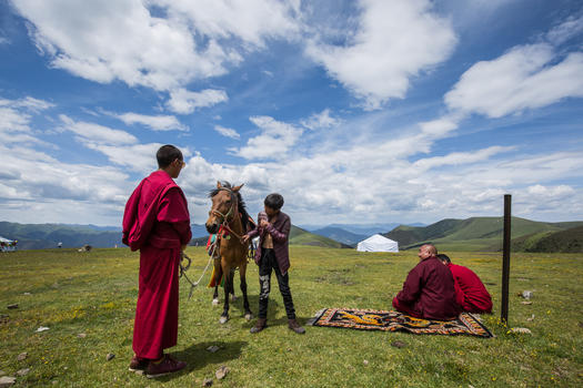 西藏高原上的红衣图片素材免费下载