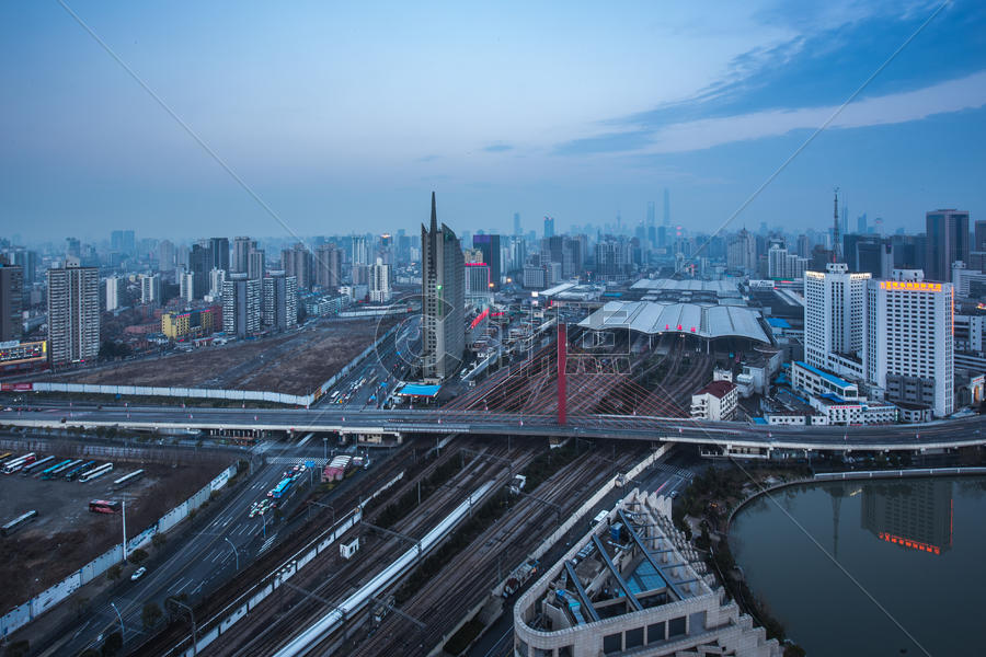 俯拍繁忙的上海火车站夜景图片素材免费下载