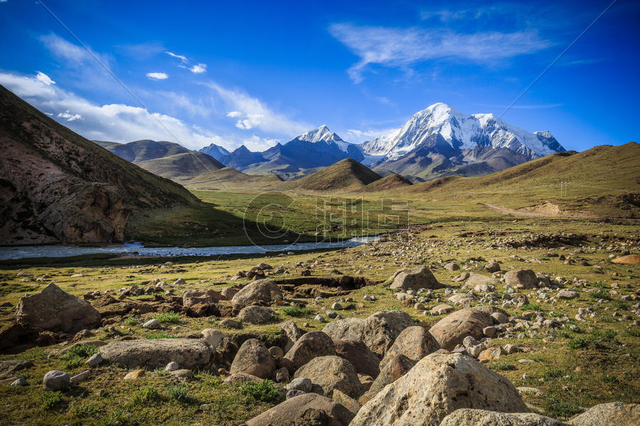 西藏高原蓝天白云与雪山图片素材免费下载