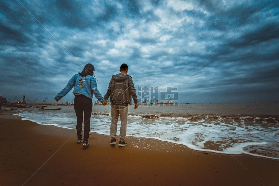 海边情侣牵手背影图片素材免费下载