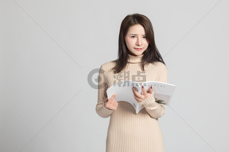女性在阅读图片素材免费下载