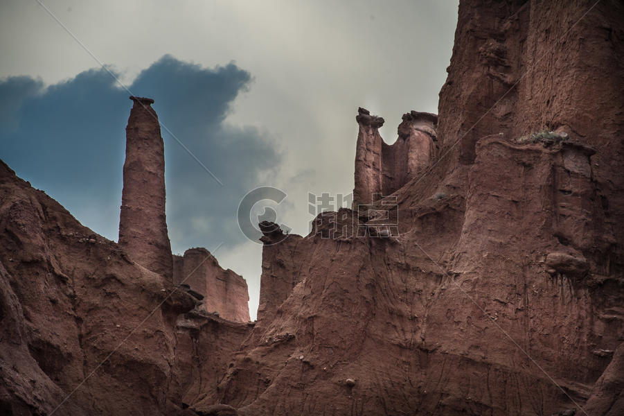 新疆库车天山红岩大峡谷图片素材免费下载