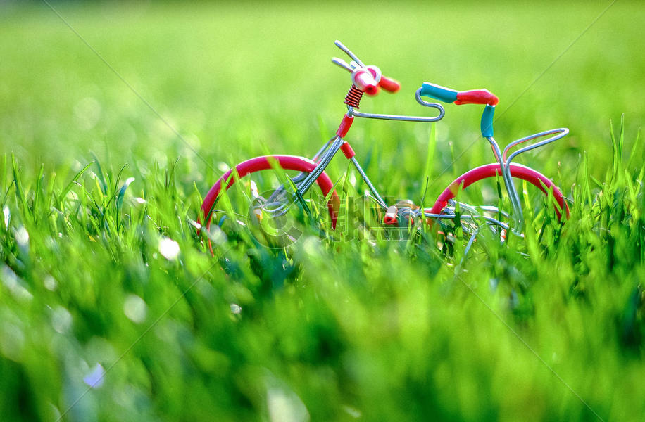 春天绿色草地里的自行车模型图片素材免费下载