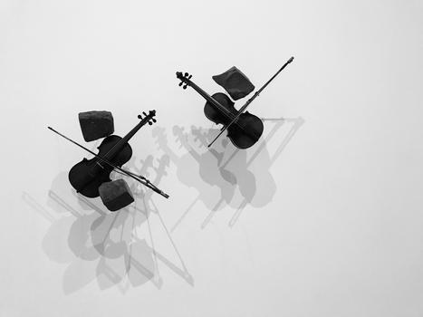 两架小提琴图片素材免费下载