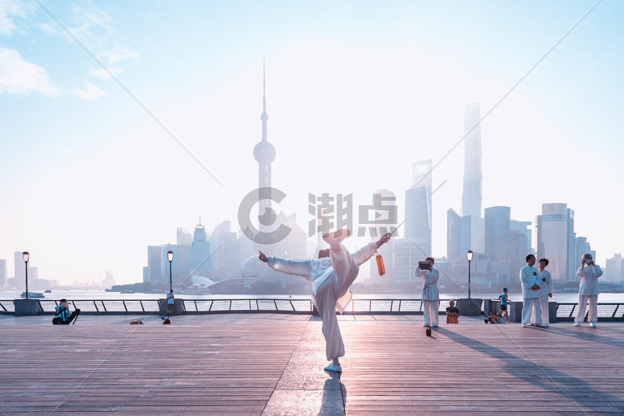 上海外滩晨练的人图片素材免费下载