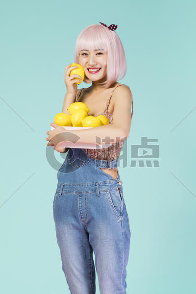 拿着柠檬的可爱女性图片素材免费下载
