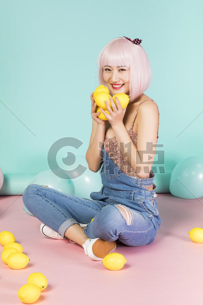 拿着柠檬的可爱女性图片素材免费下载