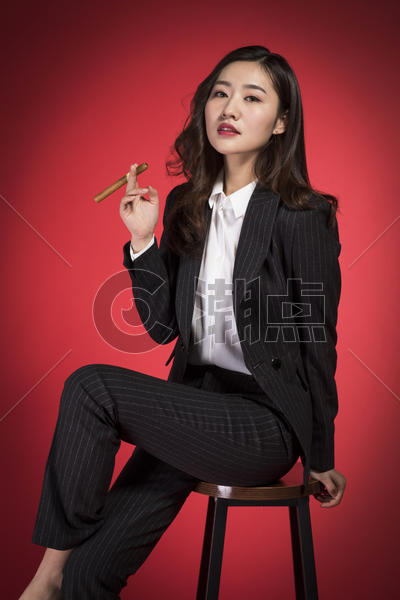 抽雪茄的职业女性图片素材免费下载