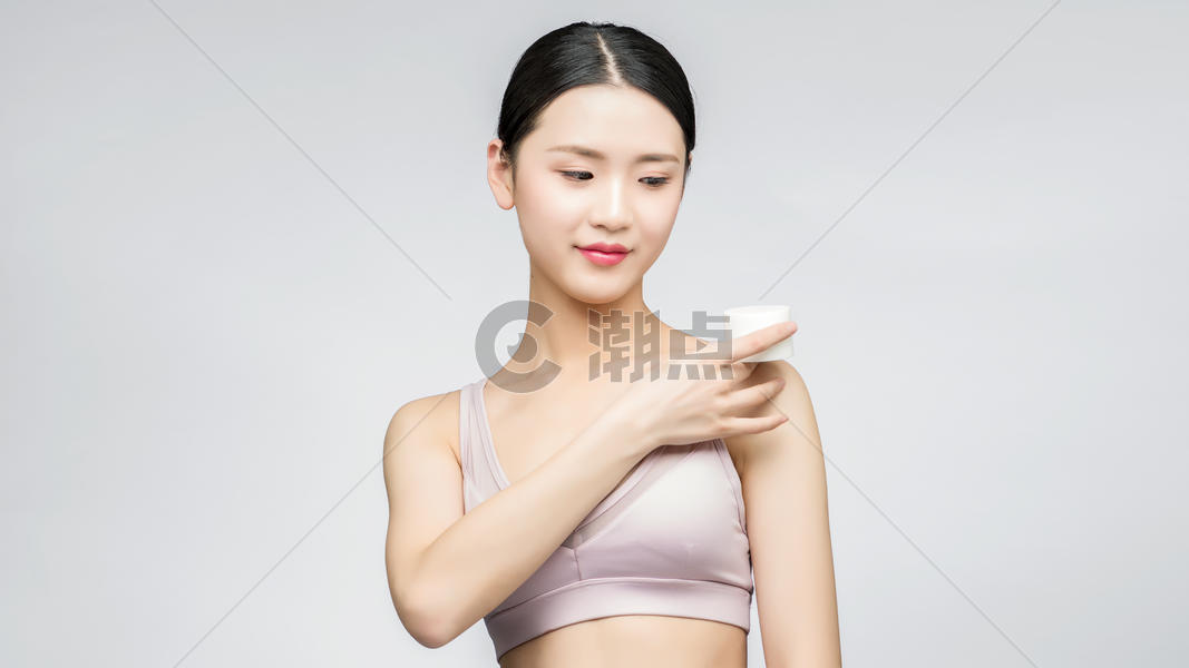 性感美女手持护肤乳图片素材免费下载