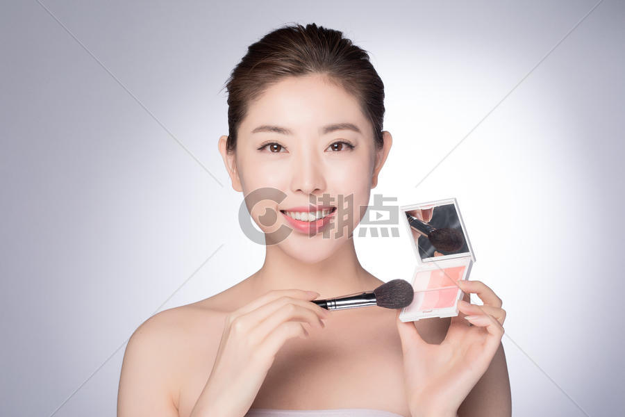 年轻女性化妆涂眼影图片素材免费下载