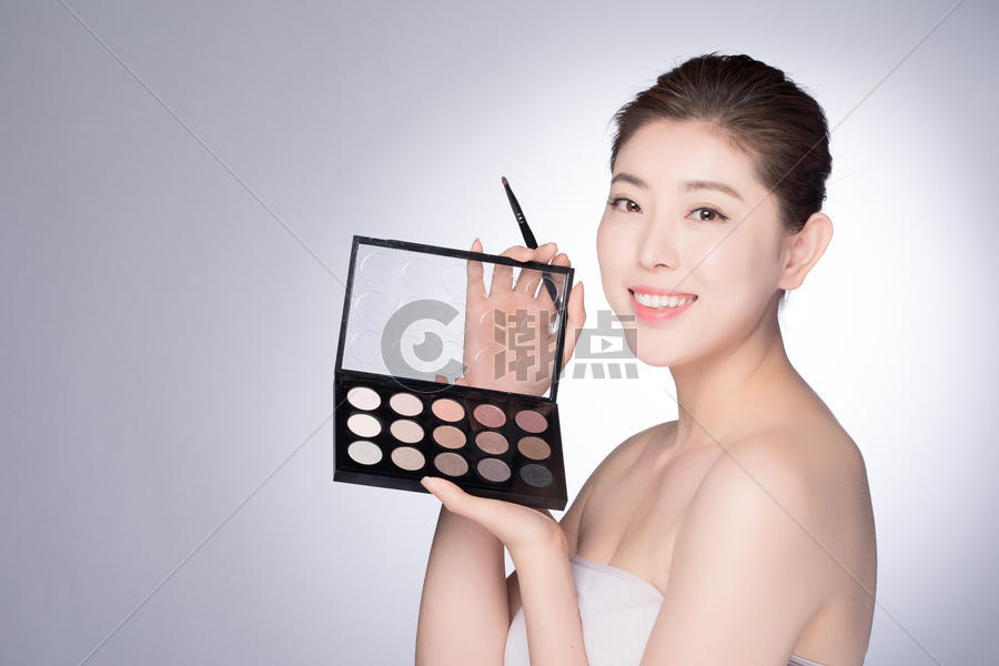 年轻女性化妆涂眼影图片素材免费下载