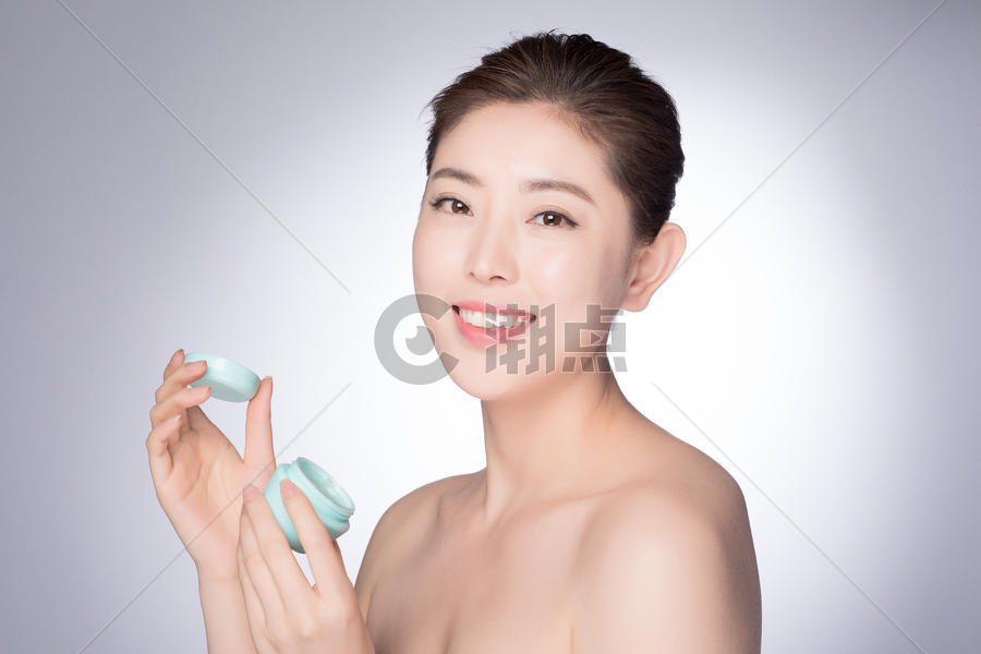 年轻女性涂乳液护肤图片素材免费下载