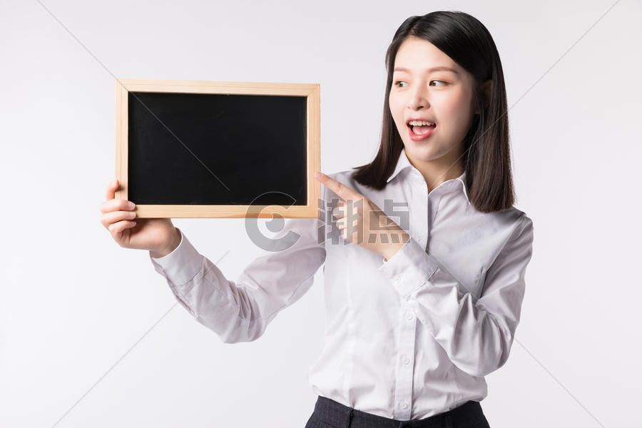 职场女性手拿小黑板展示动作图片素材免费下载