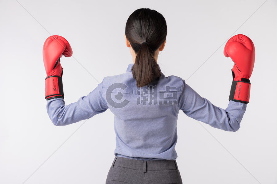 带着拳击手套的职场女强人背影图片素材免费下载