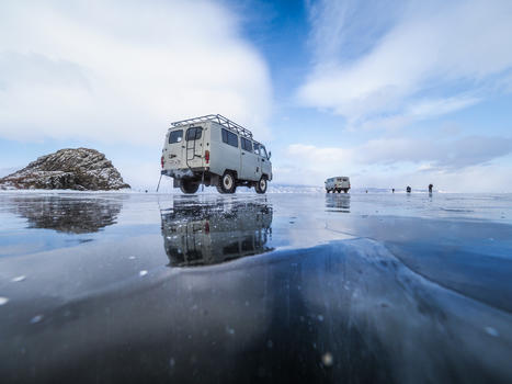 贝加尔湖透明冰面图片素材免费下载