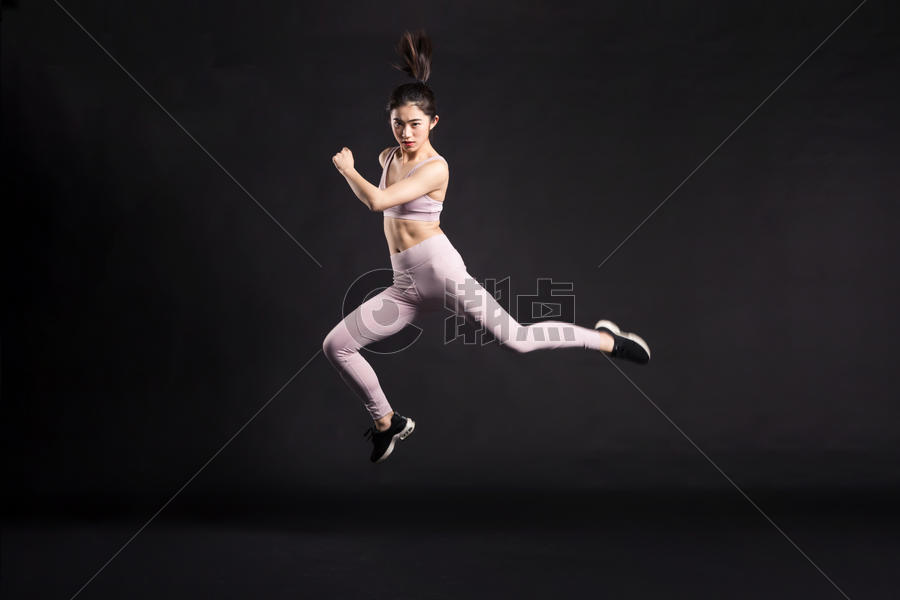 奔跑跳跃的年轻女孩图片素材免费下载