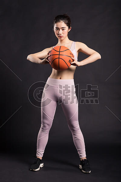 玩篮球的年轻女孩图片素材免费下载