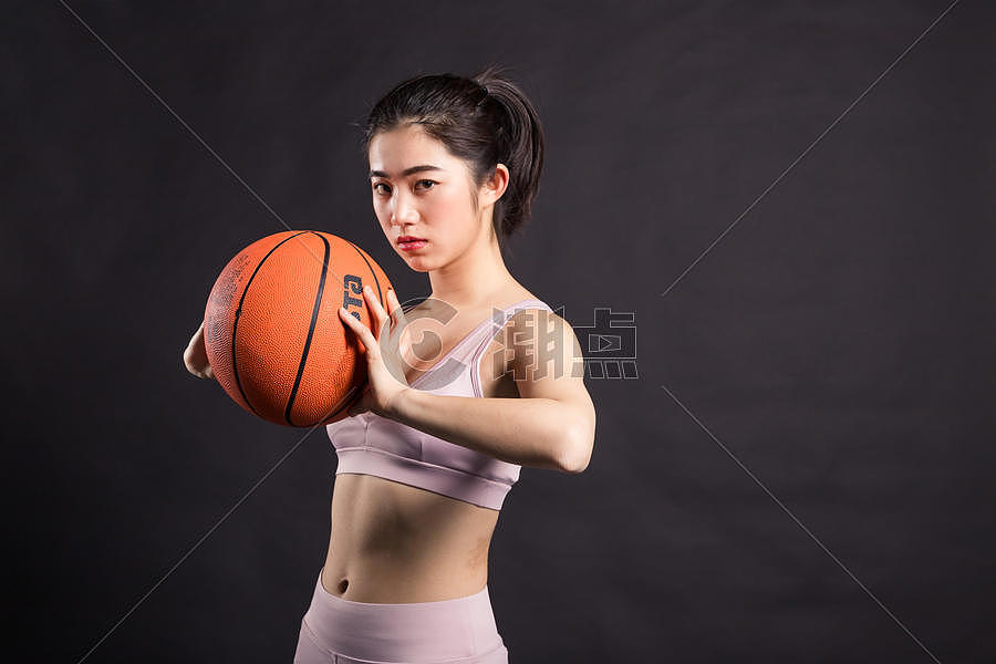 玩篮球的年轻女孩图片素材免费下载