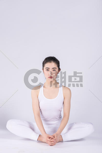 年轻女孩在做瑜伽图片素材免费下载