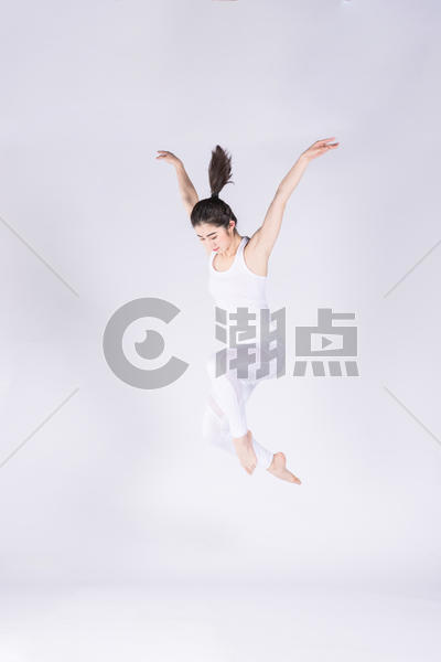 年轻女孩在做瑜伽跳跃图片素材免费下载