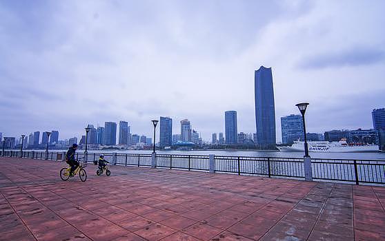 爸爸带孩子在上海公园骑车图片素材免费下载
