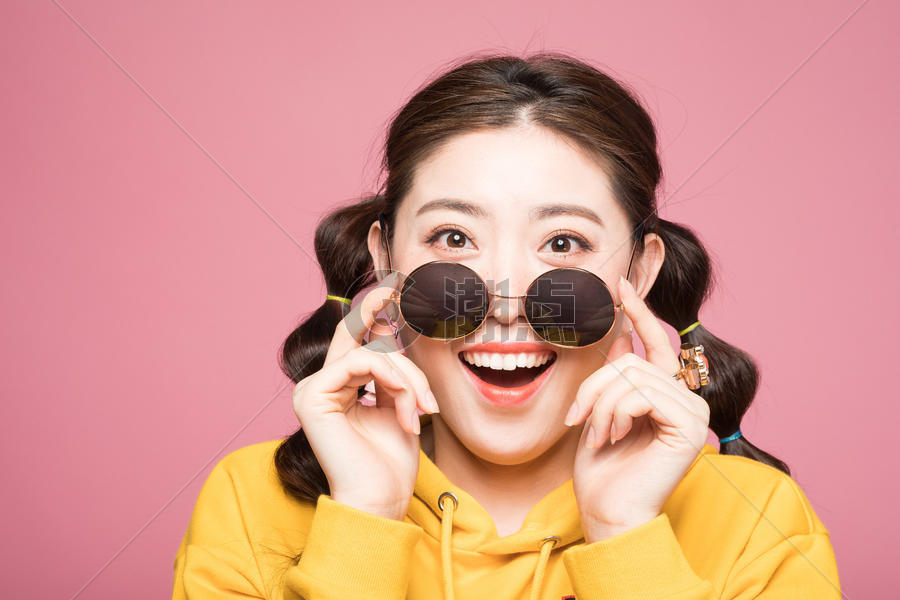 年轻双马尾女性带墨镜造型图片素材免费下载