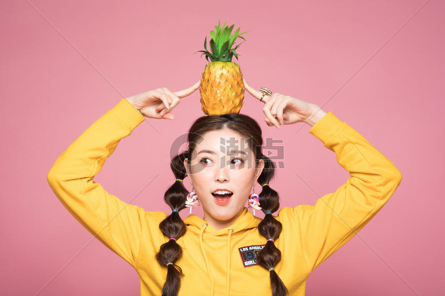 年轻双马尾女性头顶菠萝图片素材免费下载