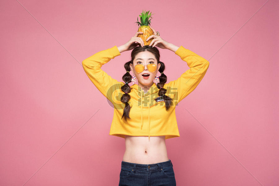 年轻双马尾女性头顶菠萝图片素材免费下载