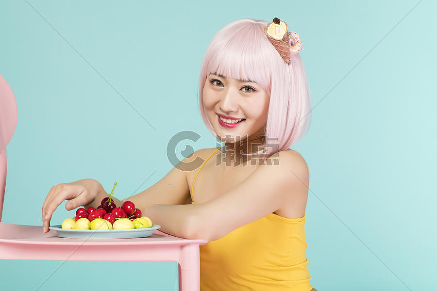 吃水果的可爱女性图片素材免费下载