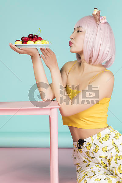 吃水果的可爱女性图片素材免费下载