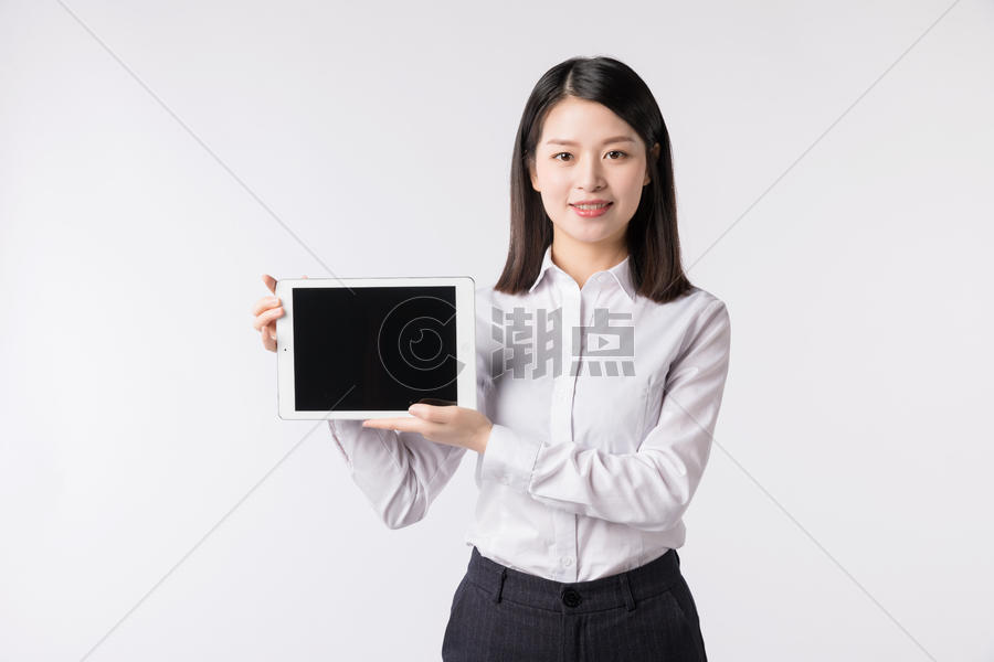 职场女性手拿平板电脑展示图片素材免费下载