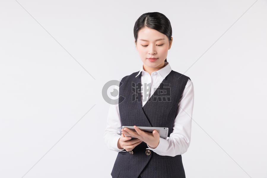 商务女性白领正在看平板图片素材免费下载