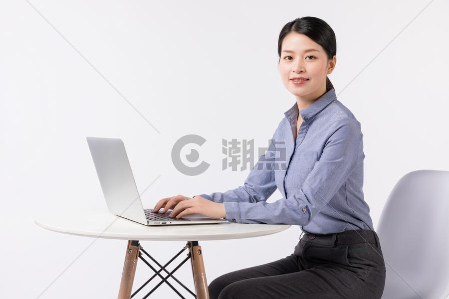 商务职场女性坐着使用电脑办公状态图片素材免费下载