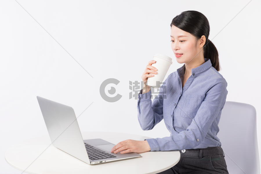 商务女性喝咖啡休闲办公图片素材免费下载
