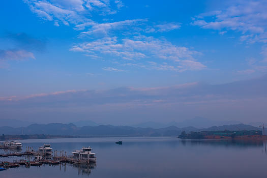 长江三峡上的游船图片素材免费下载