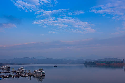 长江三峡上的游船图片素材免费下载