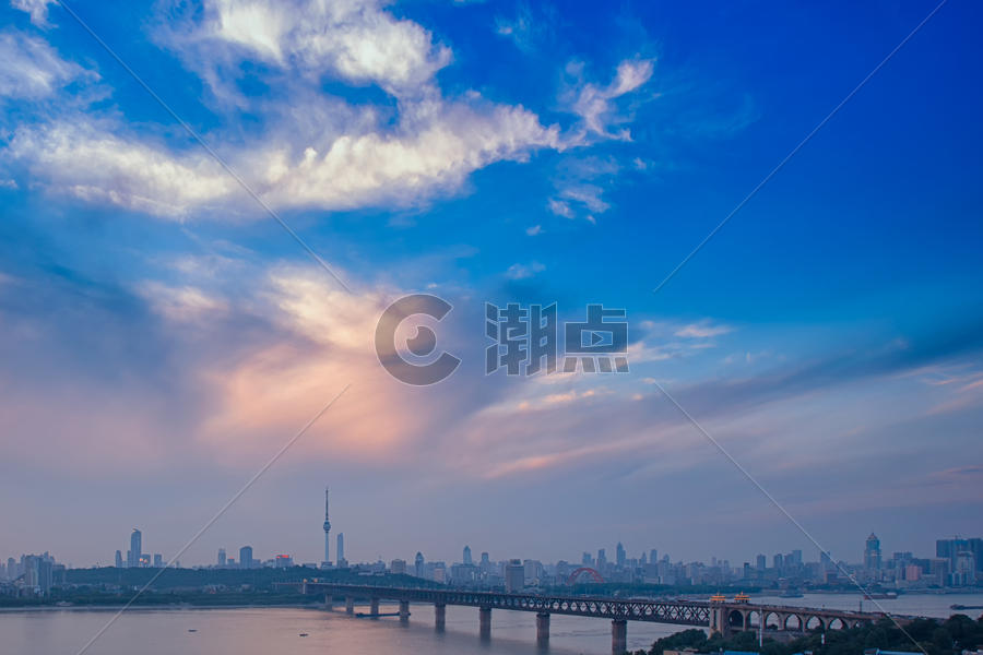 夕阳下的武汉长江大桥图片素材免费下载