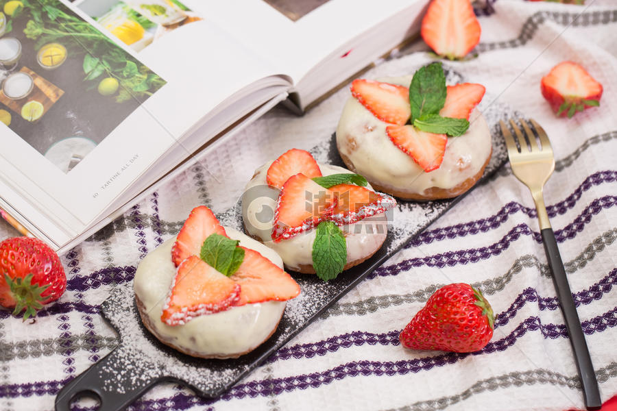 草莓芝士甜甜圈图片素材免费下载