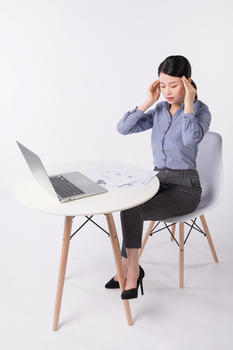 坐在办公桌前头痛的职场女性图片素材免费下载