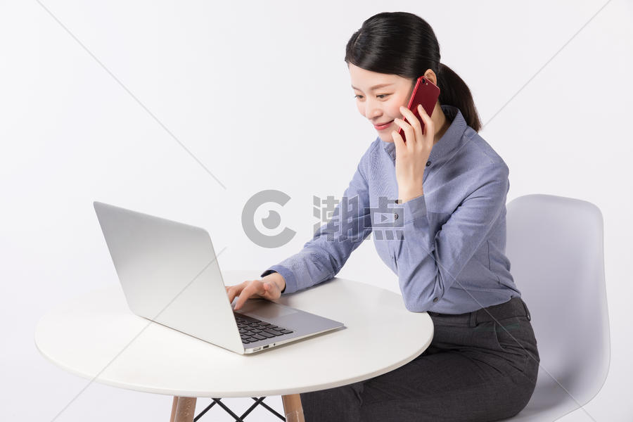正在办公打电话沟通的商务女性图片素材免费下载