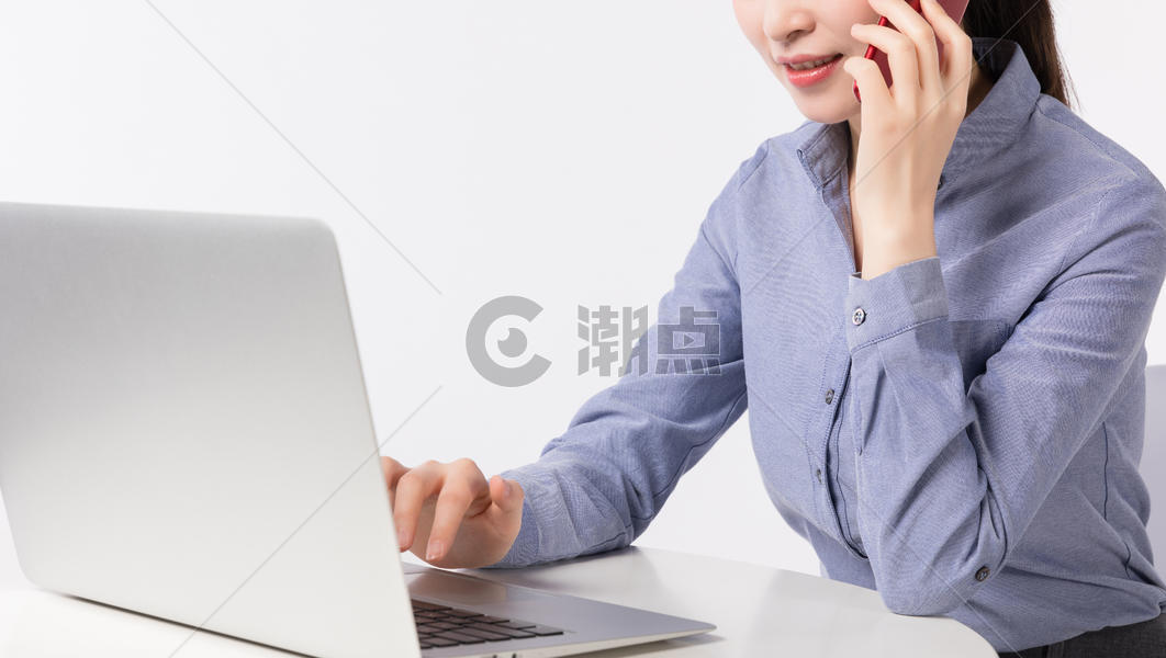 商务职场女性坐着使用电脑办公状态图片素材免费下载