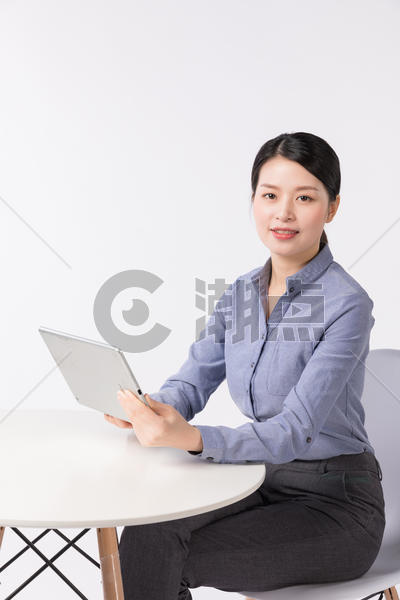 坐着使用平板电脑的职业女性图片素材免费下载