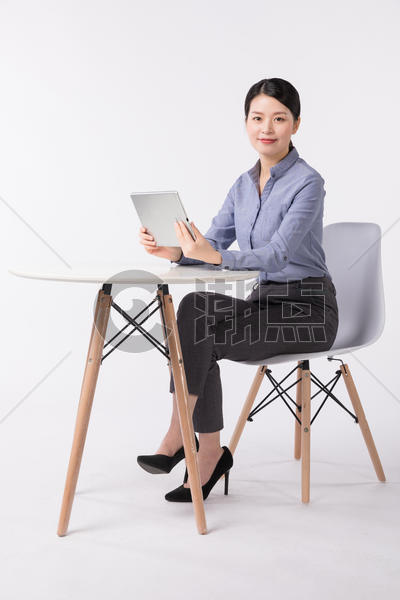 坐着使用平板电脑的职业女性图片素材免费下载
