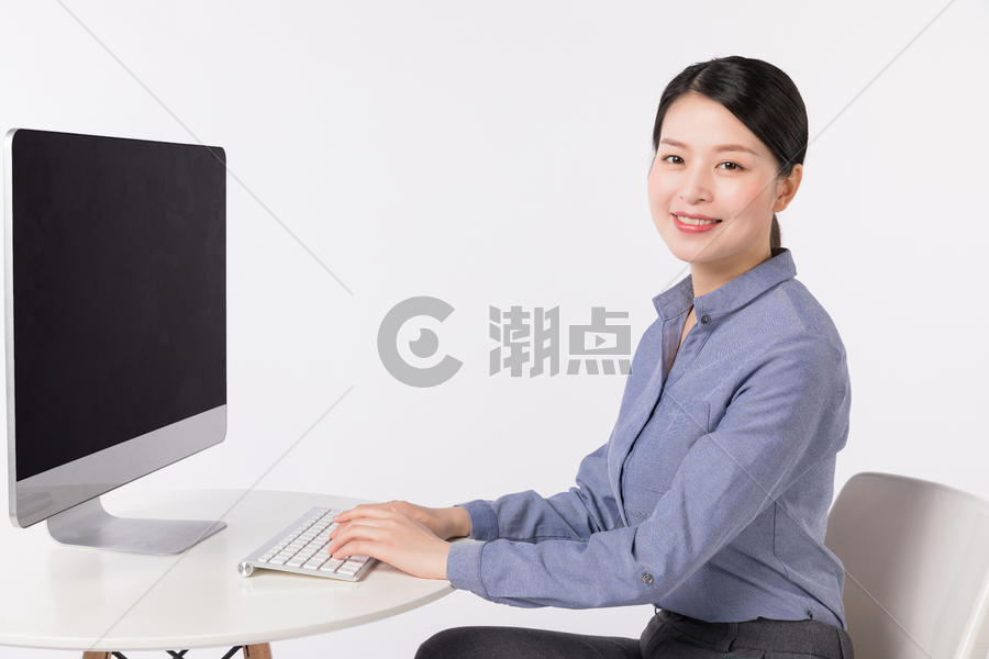 正在看电脑办公的职场女性图片素材免费下载