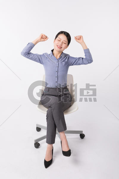 坐在椅子上伸懒腰放松的职场女性图片素材免费下载