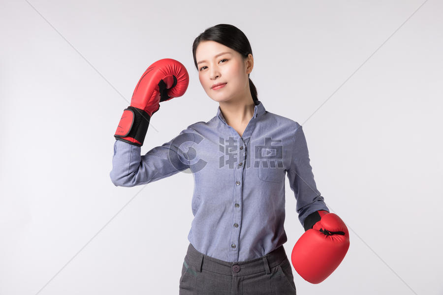 带着拳击手套的职场女强人图片素材免费下载