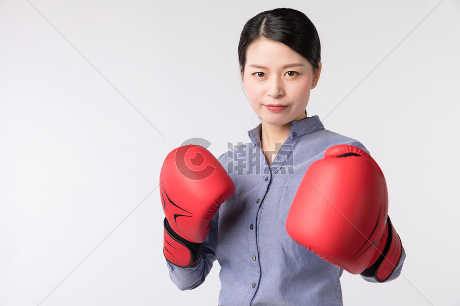 带着拳击手套的职场女强人图片素材免费下载