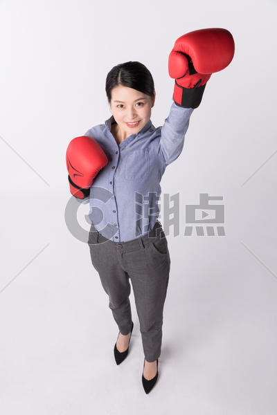 职场女强人带着拳击手套图片素材免费下载