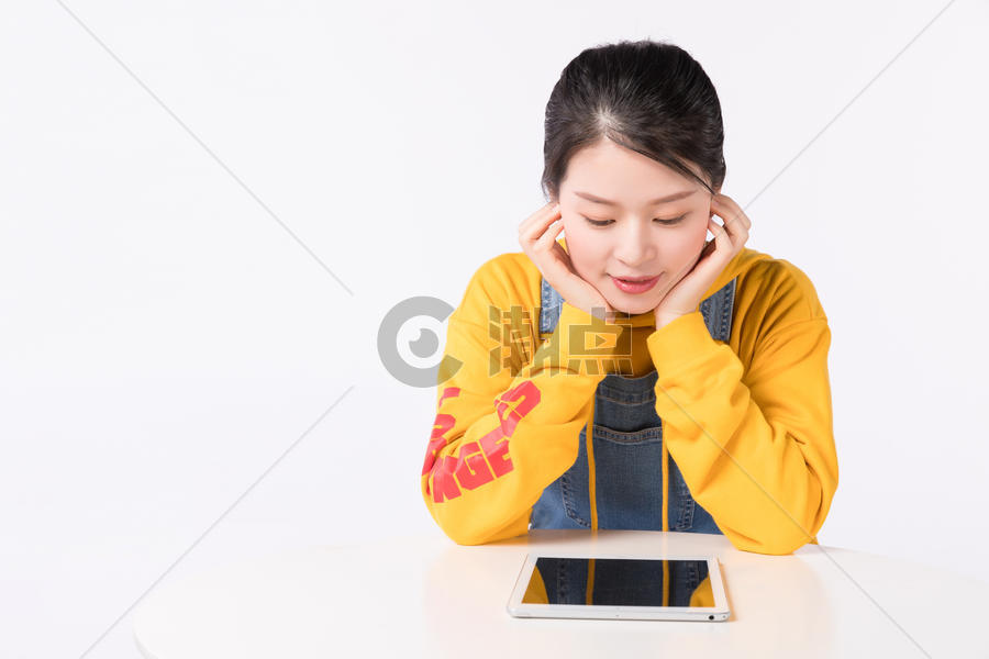 坐着使用平板电脑的时尚女生图片素材免费下载